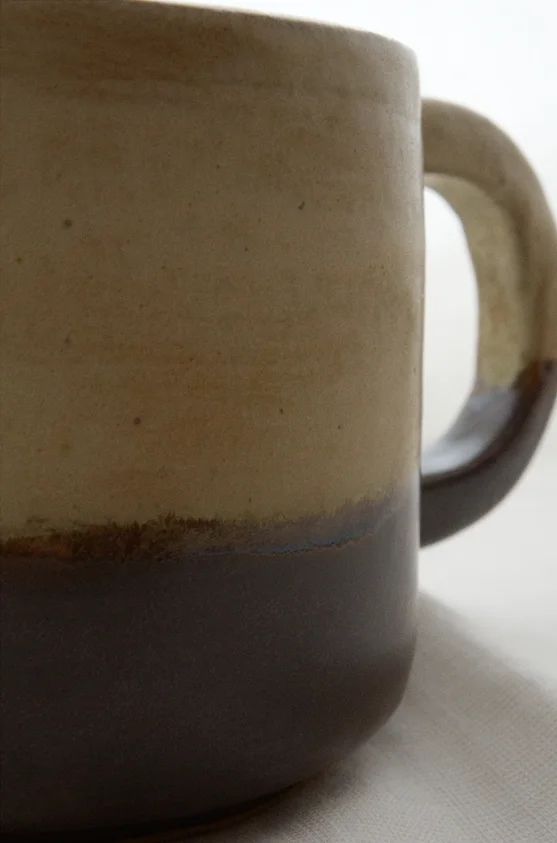 Handgedrehte Tasse der Kollektion MUD.plain